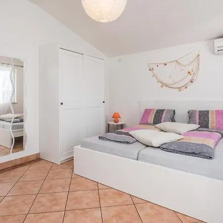 Apartment By The Sea - 18525